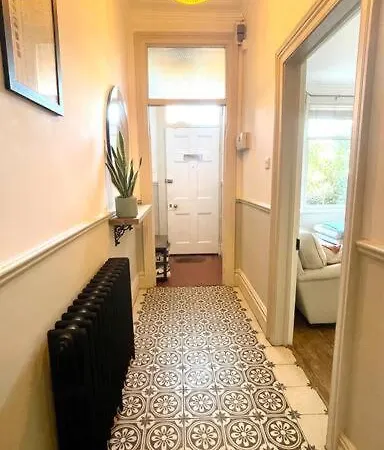 A Wonderful And Cosy Townhouse In * York